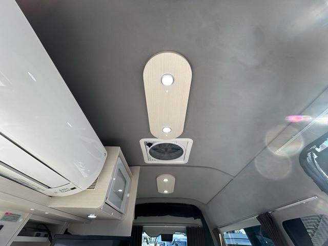 ハイエースバン キャンパー鹿児島 レムBV 家庭用エアコン/常設Wベッド/出窓仕様/CTEK走行充電器/FFヒーター/1500Wインバーター/トリプルサブBT/ソーラーパネル/マックスファン/電子レンジ/冷蔵庫/リアTV/純正Aw/TSS/(25枚目)