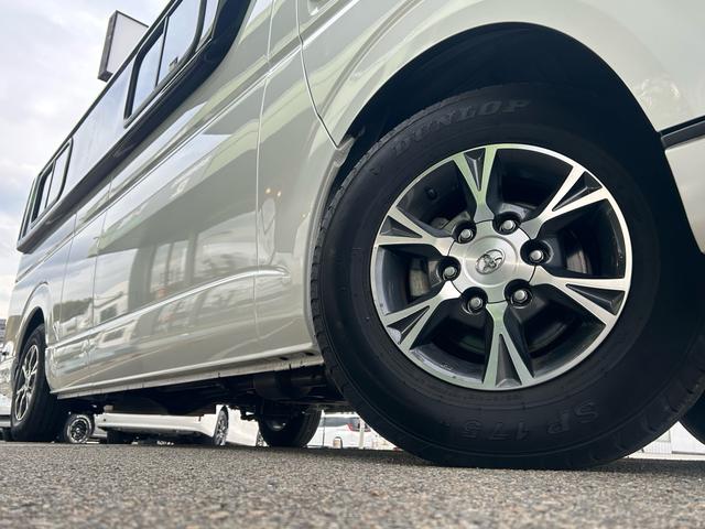 ハイエースバン キャンパー鹿児島 レムBV 家庭用エアコン/常設Wベッド/出窓仕様/CTEK走行充電器/FFヒーター/1500Wインバーター/トリプルサブBT/ソーラーパネル/マックスファン/電子レンジ/冷蔵庫/リアTV/純正Aw/TSS/(36枚目)