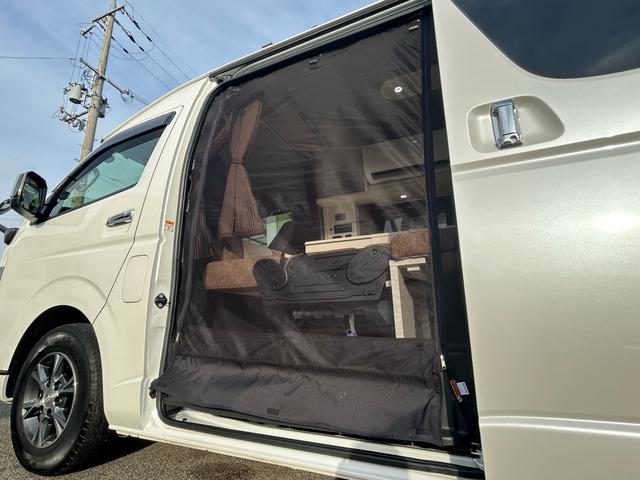 ハイエースバン キャンパー鹿児島 レムBV 家庭用エアコン/常設Wベッド/出窓仕様/CTEK走行充電器/FFヒーター/1500Wインバーター/トリプルサブBT/ソーラーパネル/マックスファン/電子レンジ/冷蔵庫/リアTV/純正Aw/TSS/(39枚目)
