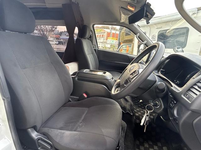 ハイエースバン キャンパー鹿児島 レムBV 家庭用エアコン/常設Wベッド/出窓仕様/CTEK走行充電器/FFヒーター/1500Wインバーター/トリプルサブBT/ソーラーパネル/マックスファン/電子レンジ/冷蔵庫/リアTV/純正Aw/TSS/(46枚目)