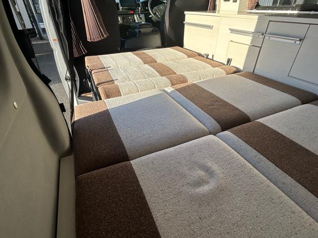 ハイエースバン キャンパー鹿児島 レムBV 家庭用エアコン/常設Wベッド/出窓仕様/CTEK走行充電器/FFヒーター/1500Wインバーター/トリプルサブBT/ソーラーパネル/マックスファン/電子レンジ/冷蔵庫/リアTV/純正Aw/TSS/(63枚目)