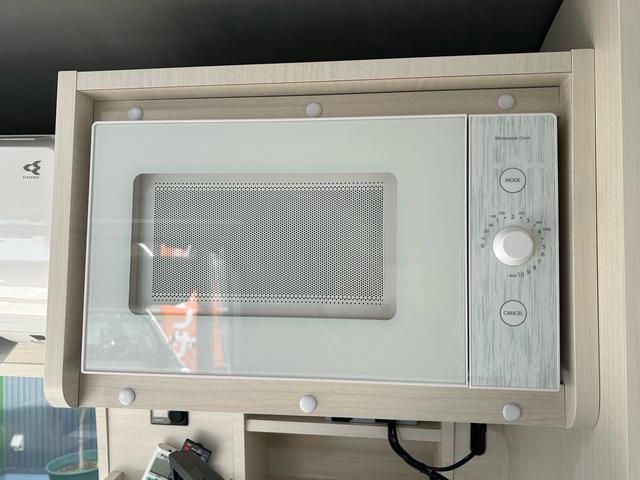 ハイエースバン キャンパー鹿児島 レムBV 家庭用エアコン/常設Wベッド/出窓仕様/CTEK走行充電器/FFヒーター/1500Wインバーター/トリプルサブBT/ソーラーパネル/マックスファン/電子レンジ/冷蔵庫/リアTV/純正Aw/TSS/(64枚目)