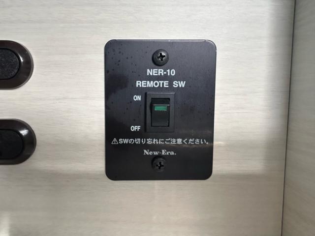 ハイエースバン キャンパー鹿児島 レムBV 家庭用エアコン/常設Wベッド/出窓仕様/CTEK走行充電器/FFヒーター/1500Wインバーター/トリプルサブBT/ソーラーパネル/マックスファン/電子レンジ/冷蔵庫/リアTV/純正Aw/TSS/(66枚目)