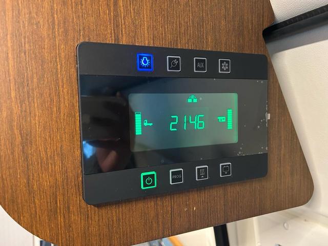 �g�C�t�@�N�g���[�̃L�����s���O�J�[�ɂ͓d���i�W���p�l�����������܂��I�d����e��Ɩ��A�e�e�q�[�^�[�A�C���o�[�^�[�Ȃǂ̓R�`���ő���ł��܂��I