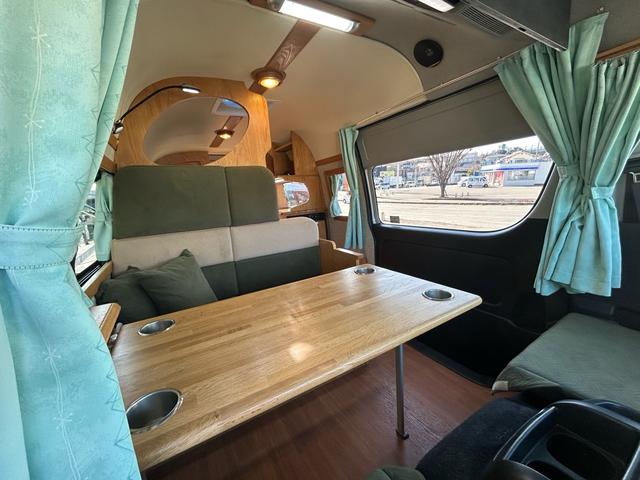 ハイエースバン カトーモーター　ブルームーン　引き出し式二段ベッド／ＦＦヒーター／１５００Ｗインバーター／ツインサブバッテリー／マックスファン／フリップダウンモニター／ナビサブスイッチ／冷蔵庫／シンク／メモリーナビ／ＥＴＣ／ドライブレコーダー／（3枚目）