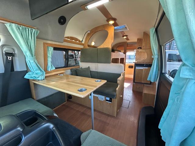 ハイエースバン カトーモーター　ブルームーン　引き出し式二段ベッド／ＦＦヒーター／１５００Ｗインバーター／ツインサブバッテリー／マックスファン／フリップダウンモニター／ナビサブスイッチ／冷蔵庫／シンク／メモリーナビ／ＥＴＣ／ドライブレコーダー／（4枚目）