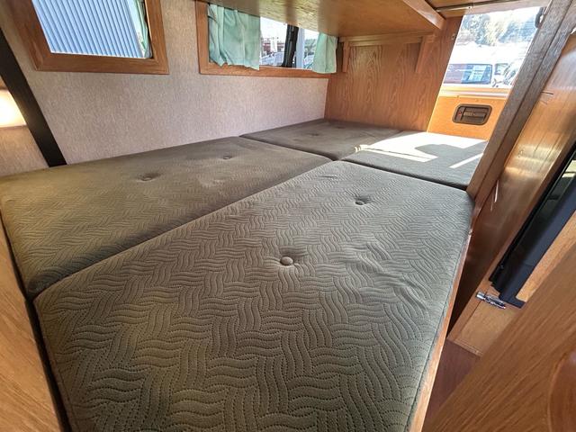 ハイエースバン カトーモーター　ブルームーン　引き出し式二段ベッド／ＦＦヒーター／１５００Ｗインバーター／ツインサブバッテリー／マックスファン／フリップダウンモニター／ナビサブスイッチ／冷蔵庫／シンク／メモリーナビ／ＥＴＣ／ドライブレコーダー／（10枚目）