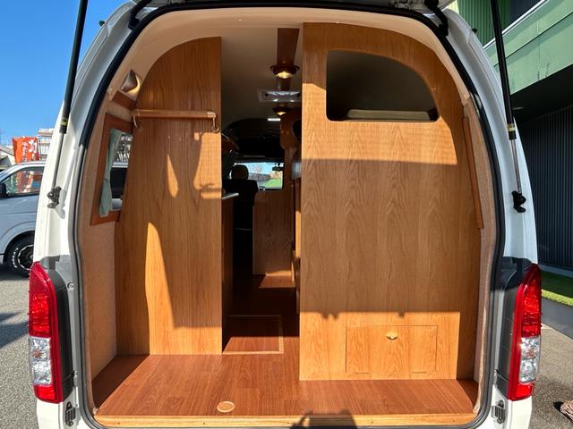 ハイエースバン カトーモーター　ブルームーン　引き出し式二段ベッド／ＦＦヒーター／１５００Ｗインバーター／ツインサブバッテリー／マックスファン／フリップダウンモニター／ナビサブスイッチ／冷蔵庫／シンク／メモリーナビ／ＥＴＣ／ドライブレコーダー／（12枚目）