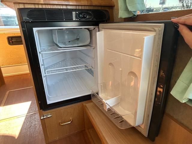 ハイエースバン カトーモーター　ブルームーン　引き出し式二段ベッド／ＦＦヒーター／１５００Ｗインバーター／ツインサブバッテリー／マックスファン／フリップダウンモニター／ナビサブスイッチ／冷蔵庫／シンク／メモリーナビ／ＥＴＣ／ドライブレコーダー／（16枚目）