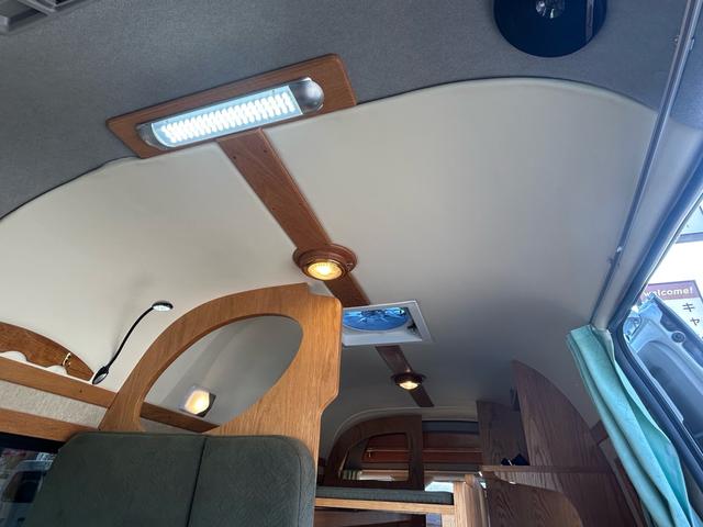 ハイエースバン カトーモーター　ブルームーン　引き出し式二段ベッド／ＦＦヒーター／１５００Ｗインバーター／ツインサブバッテリー／マックスファン／フリップダウンモニター／ナビサブスイッチ／冷蔵庫／シンク／メモリーナビ／ＥＴＣ／ドライブレコーダー／（22枚目）