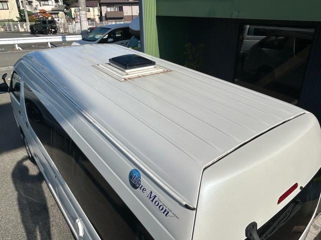 ハイエースバン カトーモーター　ブルームーン　引き出し式二段ベッド／ＦＦヒーター／１５００Ｗインバーター／ツインサブバッテリー／マックスファン／フリップダウンモニター／ナビサブスイッチ／冷蔵庫／シンク／メモリーナビ／ＥＴＣ／ドライブレコーダー／（32枚目）