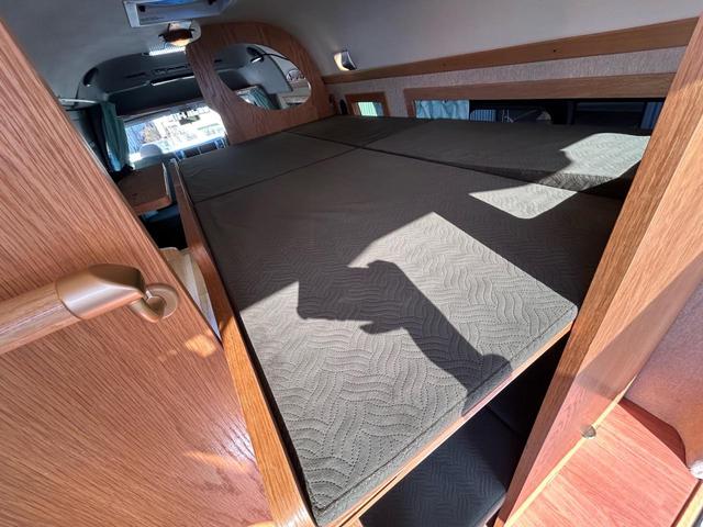 ハイエースバン カトーモーター　ブルームーン　引き出し式二段ベッド／ＦＦヒーター／１５００Ｗインバーター／ツインサブバッテリー／マックスファン／フリップダウンモニター／ナビサブスイッチ／冷蔵庫／シンク／メモリーナビ／ＥＴＣ／ドライブレコーダー／（54枚目）