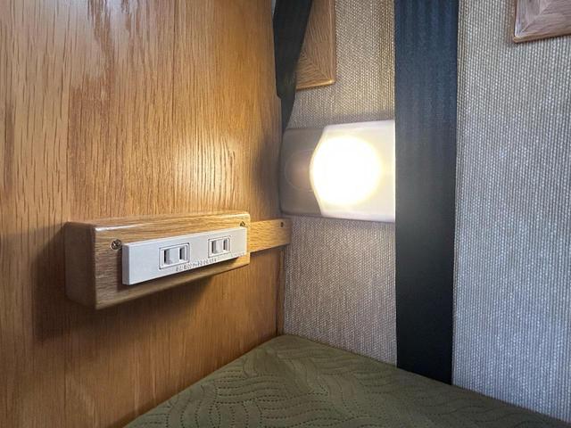 ハイエースバン カトーモーター　ブルームーン　引き出し式二段ベッド／ＦＦヒーター／１５００Ｗインバーター／ツインサブバッテリー／マックスファン／フリップダウンモニター／ナビサブスイッチ／冷蔵庫／シンク／メモリーナビ／ＥＴＣ／ドライブレコーダー／（56枚目）