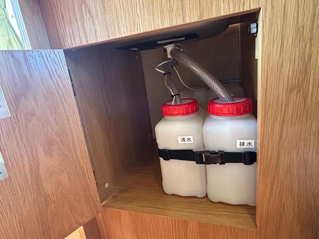 ハイエースバン カトーモーター　ブルームーン　引き出し式二段ベッド／ＦＦヒーター／１５００Ｗインバーター／ツインサブバッテリー／マックスファン／フリップダウンモニター／ナビサブスイッチ／冷蔵庫／シンク／メモリーナビ／ＥＴＣ／ドライブレコーダー／（58枚目）