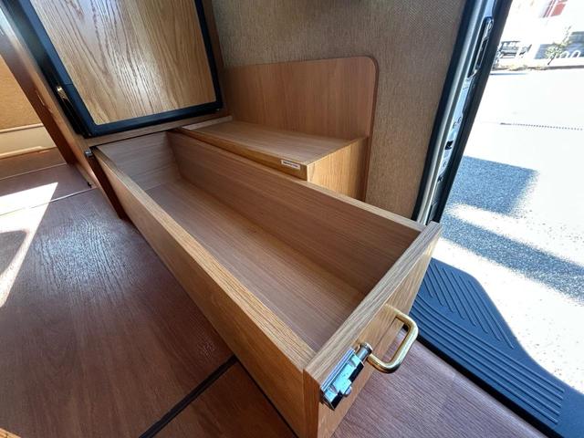 ハイエースバン カトーモーター　ブルームーン　引き出し式二段ベッド／ＦＦヒーター／１５００Ｗインバーター／ツインサブバッテリー／マックスファン／フリップダウンモニター／ナビサブスイッチ／冷蔵庫／シンク／メモリーナビ／ＥＴＣ／ドライブレコーダー／（66枚目）