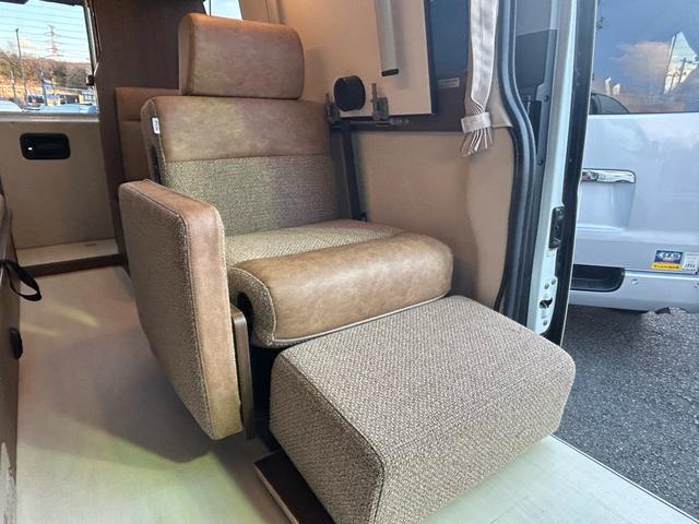 ハイエースバン レクビィ プラスDDスーペリア DT4WD 常設2段ベッド/マルチルーム/12Vクーラー/リチウムバッテリ300A/60A走行充電/1500Wインバーター/FFヒーター/MAXFAN/リアTV/サブナビSW/社外アルミホイール/アルパインナビ(8枚目)