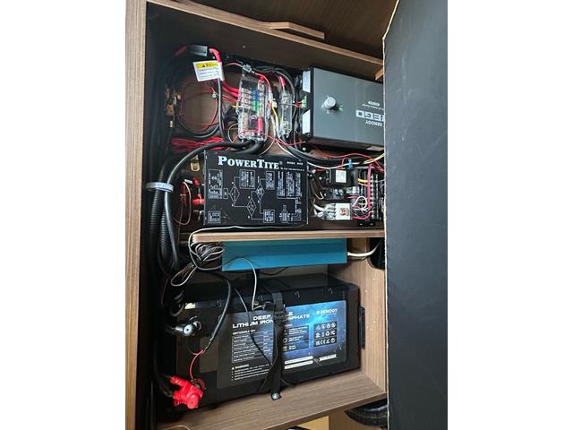 ハイエースバン レクビィ プラスDDスーペリア DT4WD 常設2段ベッド/マルチルーム/12Vクーラー/リチウムバッテリ300A/60A走行充電/1500Wインバーター/FFヒーター/MAXFAN/リアTV/サブナビSW/社外アルミホイール/アルパインナビ(22枚目)