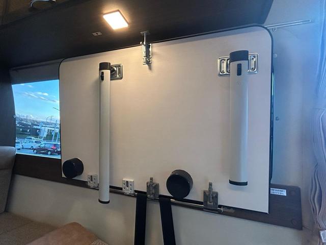 ハイエースバン レクビィ プラスDDスーペリア DT4WD 常設2段ベッド/マルチルーム/12Vクーラー/リチウムバッテリ300A/60A走行充電/1500Wインバーター/FFヒーター/MAXFAN/リアTV/サブナビSW/社外アルミホイール/アルパインナビ(59枚目)