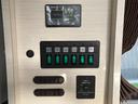 キャンパー鹿児島 レムBV 家庭用エアコン/常設Wベッド/出窓仕様/CTEK走行充電器/FFヒーター/1500Wインバーター/トリプルサブBT/ソーラーパネル/マックスファン/電子レンジ/冷蔵庫/リアTV/純正Aw/TSS/(20枚目)