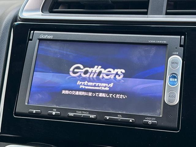 フィット １３Ｇ・Ｆパッケージ　純正ナビ　禁煙　バックカメラ　衝突軽減ブレーキ　誤発進抑制機能　アイドリングストップ　Ｂｌｕｅｔｏｏｔｈ再生　ＤＶＤ再生　地デジＴＶ　シートリフター　スマートキー　プッシュスタート　横滑り防止装置（3枚目）