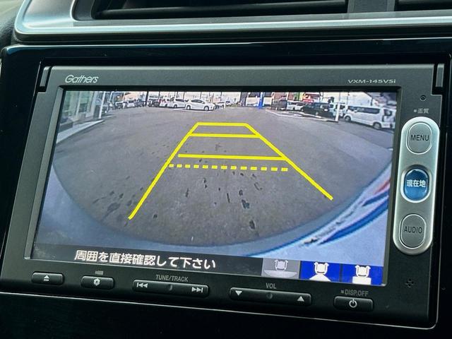 フィット １３Ｇ・Ｆパッケージ　純正ナビ　禁煙　バックカメラ　衝突軽減ブレーキ　誤発進抑制機能　アイドリングストップ　Ｂｌｕｅｔｏｏｔｈ再生　ＤＶＤ再生　地デジＴＶ　シートリフター　スマートキー　プッシュスタート　横滑り防止装置（4枚目）
