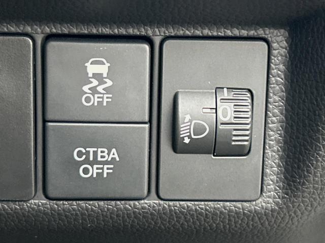 フィット １３Ｇ・Ｆパッケージ　純正ナビ　禁煙　バックカメラ　衝突軽減ブレーキ　誤発進抑制機能　アイドリングストップ　Ｂｌｕｅｔｏｏｔｈ再生　ＤＶＤ再生　地デジＴＶ　シートリフター　スマートキー　プッシュスタート　横滑り防止装置（5枚目）