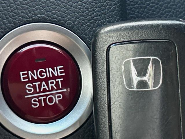 フィット １３Ｇ・Ｆパッケージ　純正ナビ　禁煙　バックカメラ　衝突軽減ブレーキ　誤発進抑制機能　アイドリングストップ　Ｂｌｕｅｔｏｏｔｈ再生　ＤＶＤ再生　地デジＴＶ　シートリフター　スマートキー　プッシュスタート　横滑り防止装置（7枚目）