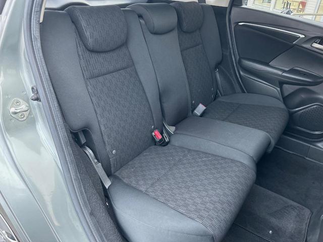 フィット １３Ｇ・Ｆパッケージ　純正ナビ　禁煙　バックカメラ　衝突軽減ブレーキ　誤発進抑制機能　アイドリングストップ　Ｂｌｕｅｔｏｏｔｈ再生　ＤＶＤ再生　地デジＴＶ　シートリフター　スマートキー　プッシュスタート　横滑り防止装置（9枚目）