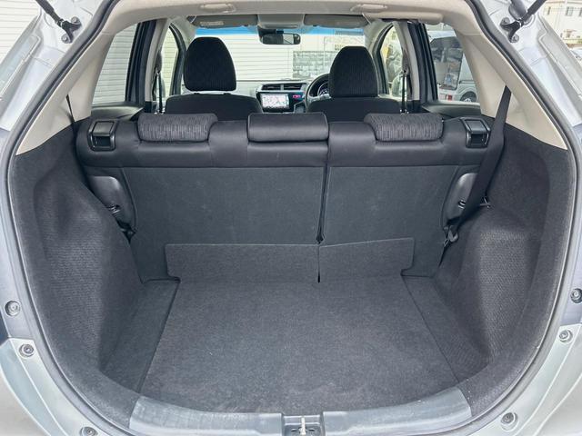 フィット １３Ｇ・Ｆパッケージ　純正ナビ　禁煙　バックカメラ　衝突軽減ブレーキ　誤発進抑制機能　アイドリングストップ　Ｂｌｕｅｔｏｏｔｈ再生　ＤＶＤ再生　地デジＴＶ　シートリフター　スマートキー　プッシュスタート　横滑り防止装置（10枚目）