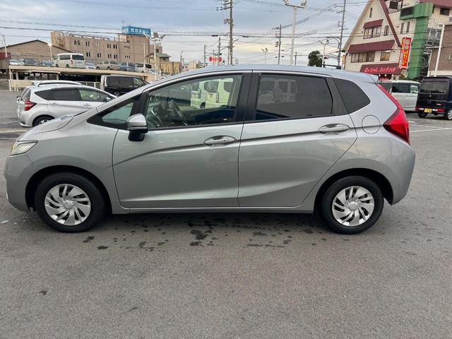 フィット １３Ｇ・Ｆパッケージ　純正ナビ　禁煙　バックカメラ　衝突軽減ブレーキ　誤発進抑制機能　アイドリングストップ　Ｂｌｕｅｔｏｏｔｈ再生　ＤＶＤ再生　地デジＴＶ　シートリフター　スマートキー　プッシュスタート　横滑り防止装置（16枚目）