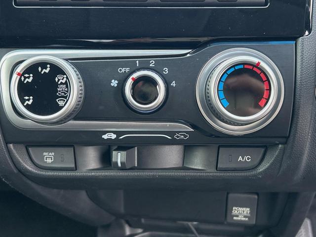 フィット １３Ｇ・Ｆパッケージ　純正ナビ　禁煙　バックカメラ　衝突軽減ブレーキ　誤発進抑制機能　アイドリングストップ　Ｂｌｕｅｔｏｏｔｈ再生　ＤＶＤ再生　地デジＴＶ　シートリフター　スマートキー　プッシュスタート　横滑り防止装置（23枚目）