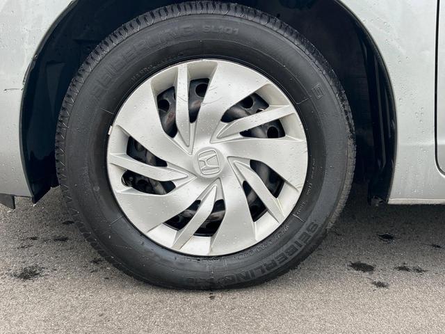 フィット １３Ｇ・Ｆパッケージ　純正ナビ　禁煙　バックカメラ　衝突軽減ブレーキ　誤発進抑制機能　アイドリングストップ　Ｂｌｕｅｔｏｏｔｈ再生　ＤＶＤ再生　地デジＴＶ　シートリフター　スマートキー　プッシュスタート　横滑り防止装置（33枚目）