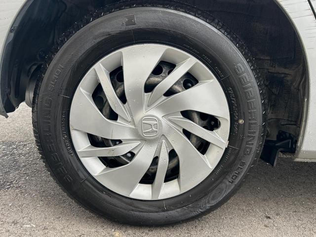 フィット １３Ｇ・Ｆパッケージ　純正ナビ　禁煙　バックカメラ　衝突軽減ブレーキ　誤発進抑制機能　アイドリングストップ　Ｂｌｕｅｔｏｏｔｈ再生　ＤＶＤ再生　地デジＴＶ　シートリフター　スマートキー　プッシュスタート　横滑り防止装置（34枚目）