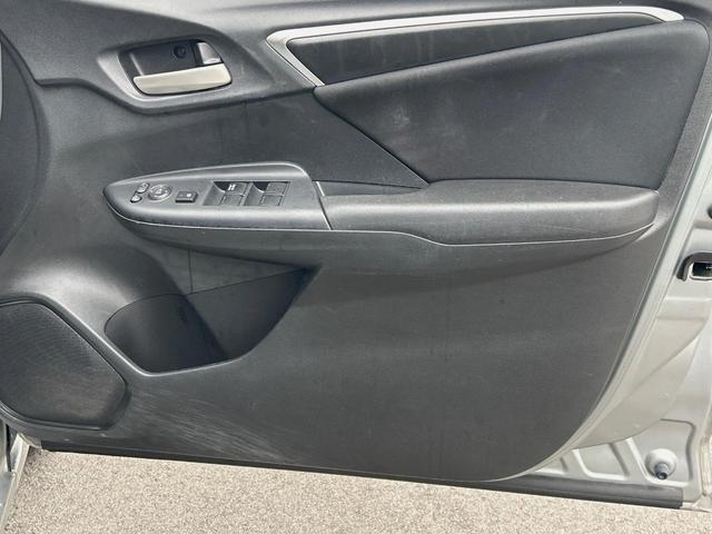 フィット １３Ｇ・Ｆパッケージ　純正ナビ　禁煙　バックカメラ　衝突軽減ブレーキ　誤発進抑制機能　アイドリングストップ　Ｂｌｕｅｔｏｏｔｈ再生　ＤＶＤ再生　地デジＴＶ　シートリフター　スマートキー　プッシュスタート　横滑り防止装置（42枚目）