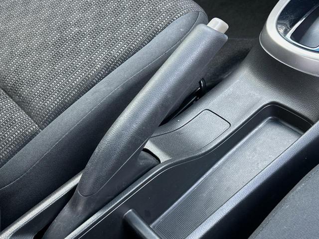 フィット １３Ｇ・Ｆパッケージ　純正ナビ　禁煙　バックカメラ　衝突軽減ブレーキ　誤発進抑制機能　アイドリングストップ　Ｂｌｕｅｔｏｏｔｈ再生　ＤＶＤ再生　地デジＴＶ　シートリフター　スマートキー　プッシュスタート　横滑り防止装置（46枚目）