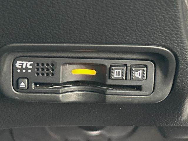 ヴェゼル ハイブリッドRS・ホンダセンシング 純正ナビ 衝突軽減ブレーキ レーダークルーズ 誤発進抑制機能 車線逸脱警報 先行車発進お知らせ機能 標識認識機能 ETC Bluetooth再生 DVD再生 バックカメラ シートヒーター 地デジTV(5枚目)