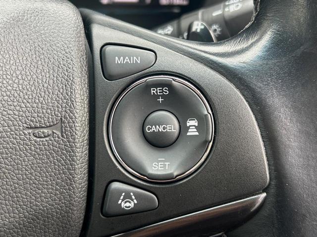 ヴェゼル ハイブリッドRS・ホンダセンシング 純正ナビ 衝突軽減ブレーキ レーダークルーズ 誤発進抑制機能 車線逸脱警報 先行車発進お知らせ機能 標識認識機能 ETC Bluetooth再生 DVD再生 バックカメラ シートヒーター 地デジTV(6枚目)