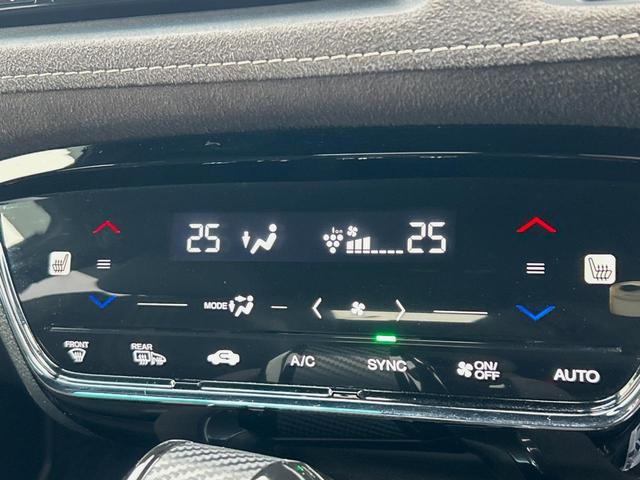 ヴェゼル ハイブリッドRS・ホンダセンシング 純正ナビ 衝突軽減ブレーキ レーダークルーズ 誤発進抑制機能 車線逸脱警報 先行車発進お知らせ機能 標識認識機能 ETC Bluetooth再生 DVD再生 バックカメラ シートヒーター 地デジTV(7枚目)