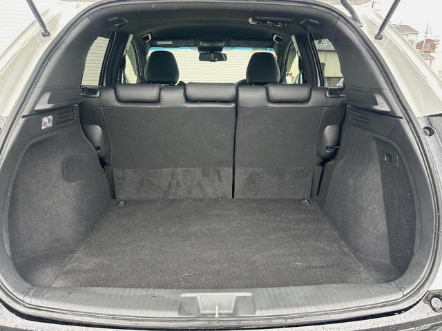 ヴェゼル ハイブリッドRS・ホンダセンシング 純正ナビ 衝突軽減ブレーキ レーダークルーズ 誤発進抑制機能 車線逸脱警報 先行車発進お知らせ機能 標識認識機能 ETC Bluetooth再生 DVD再生 バックカメラ シートヒーター 地デジTV(10枚目)