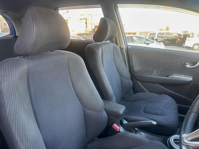 フィットハイブリッド ナビプレミアムセレクション　純正ナビ　禁煙車　バックカメラ　ＥＴＣ　クルーズコントロール　パドルシフト　シートヒーター　革巻きステアリング　純正１５インチアルミ　横滑り防止装置　スマートキー（8枚目）