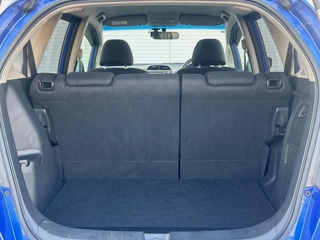 フィットハイブリッド ナビプレミアムセレクション　純正ナビ　禁煙車　バックカメラ　ＥＴＣ　クルーズコントロール　パドルシフト　シートヒーター　革巻きステアリング　純正１５インチアルミ　横滑り防止装置　スマートキー（10枚目）