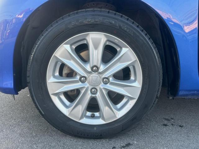 フィットハイブリッド ナビプレミアムセレクション　純正ナビ　禁煙車　バックカメラ　ＥＴＣ　クルーズコントロール　パドルシフト　シートヒーター　革巻きステアリング　純正１５インチアルミ　横滑り防止装置　スマートキー（12枚目）