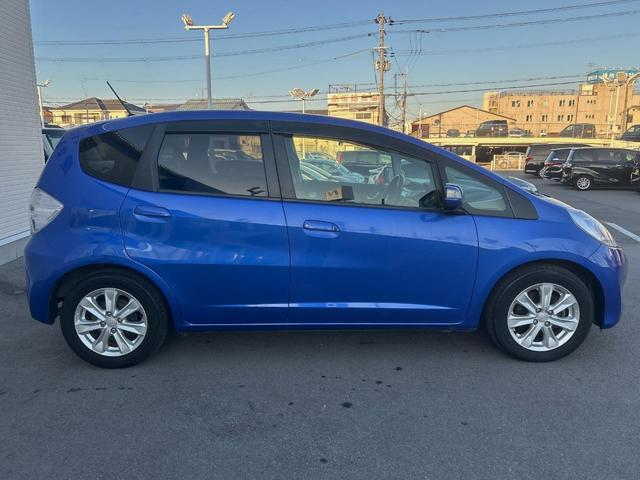 フィットハイブリッド ナビプレミアムセレクション　純正ナビ　禁煙車　バックカメラ　ＥＴＣ　クルーズコントロール　パドルシフト　シートヒーター　革巻きステアリング　純正１５インチアルミ　横滑り防止装置　スマートキー（17枚目）