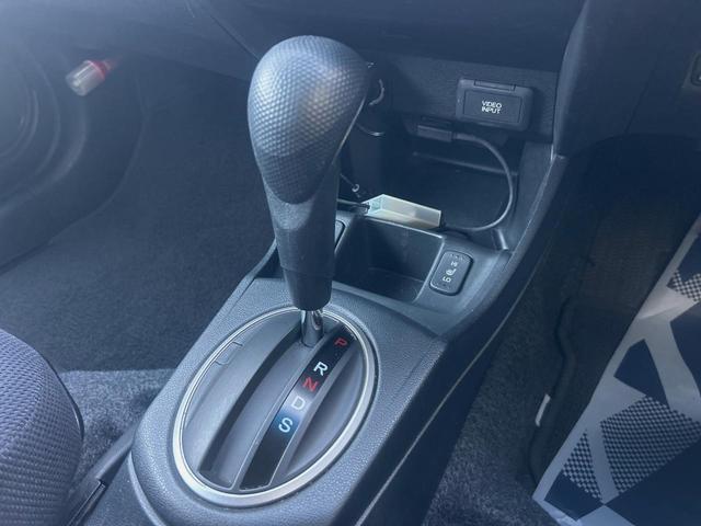 フィットハイブリッド ナビプレミアムセレクション　純正ナビ　禁煙車　バックカメラ　ＥＴＣ　クルーズコントロール　パドルシフト　シートヒーター　革巻きステアリング　純正１５インチアルミ　横滑り防止装置　スマートキー（20枚目）