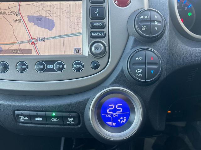 フィットハイブリッド ナビプレミアムセレクション　純正ナビ　禁煙車　バックカメラ　ＥＴＣ　クルーズコントロール　パドルシフト　シートヒーター　革巻きステアリング　純正１５インチアルミ　横滑り防止装置　スマートキー（32枚目）