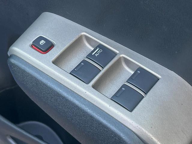 フィットハイブリッド ナビプレミアムセレクション　純正ナビ　禁煙車　バックカメラ　ＥＴＣ　クルーズコントロール　パドルシフト　シートヒーター　革巻きステアリング　純正１５インチアルミ　横滑り防止装置　スマートキー（33枚目）