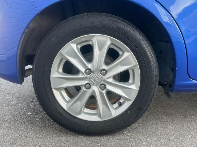 フィットハイブリッド ナビプレミアムセレクション　純正ナビ　禁煙車　バックカメラ　ＥＴＣ　クルーズコントロール　パドルシフト　シートヒーター　革巻きステアリング　純正１５インチアルミ　横滑り防止装置　スマートキー（39枚目）