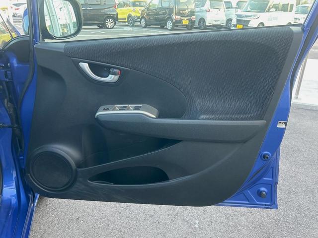 フィットハイブリッド ナビプレミアムセレクション　純正ナビ　禁煙車　バックカメラ　ＥＴＣ　クルーズコントロール　パドルシフト　シートヒーター　革巻きステアリング　純正１５インチアルミ　横滑り防止装置　スマートキー（46枚目）