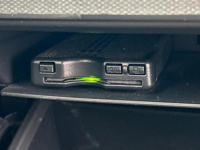 タフト X ガラスルーフ ALPINE製ナビゲーション 禁煙車 ETC 衝突軽減ブレーキ 車線逸脱警報 オートハイビーム 先行車発進お知らせ機能 コーナーセンサー DVD再生 Bluetooth再生 オートライト(4枚目)