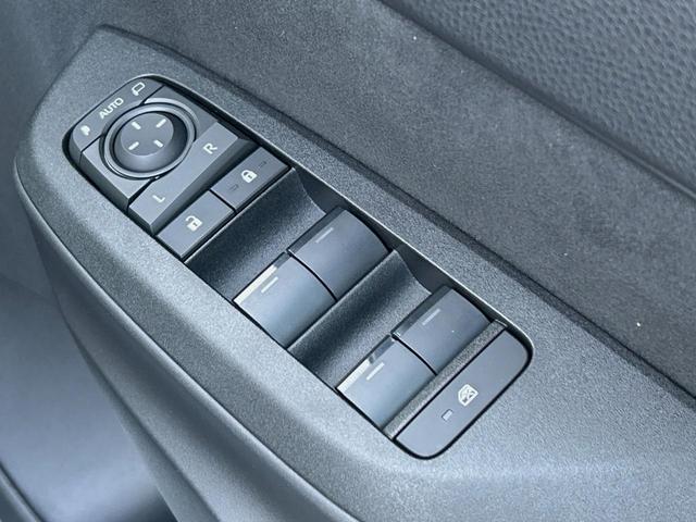 ヤリスクロス ハイブリッドＺ　全周囲カメラ　衝突被害軽減システム　レーダークルーズ　禁煙車　ハーフレザーシート　パワーシート　ドラレコ　コーナーセンサー　スマートキー　ＬＥＤヘッド　ＥＴＣ２．０　純正１８インチアルミ（44枚目）